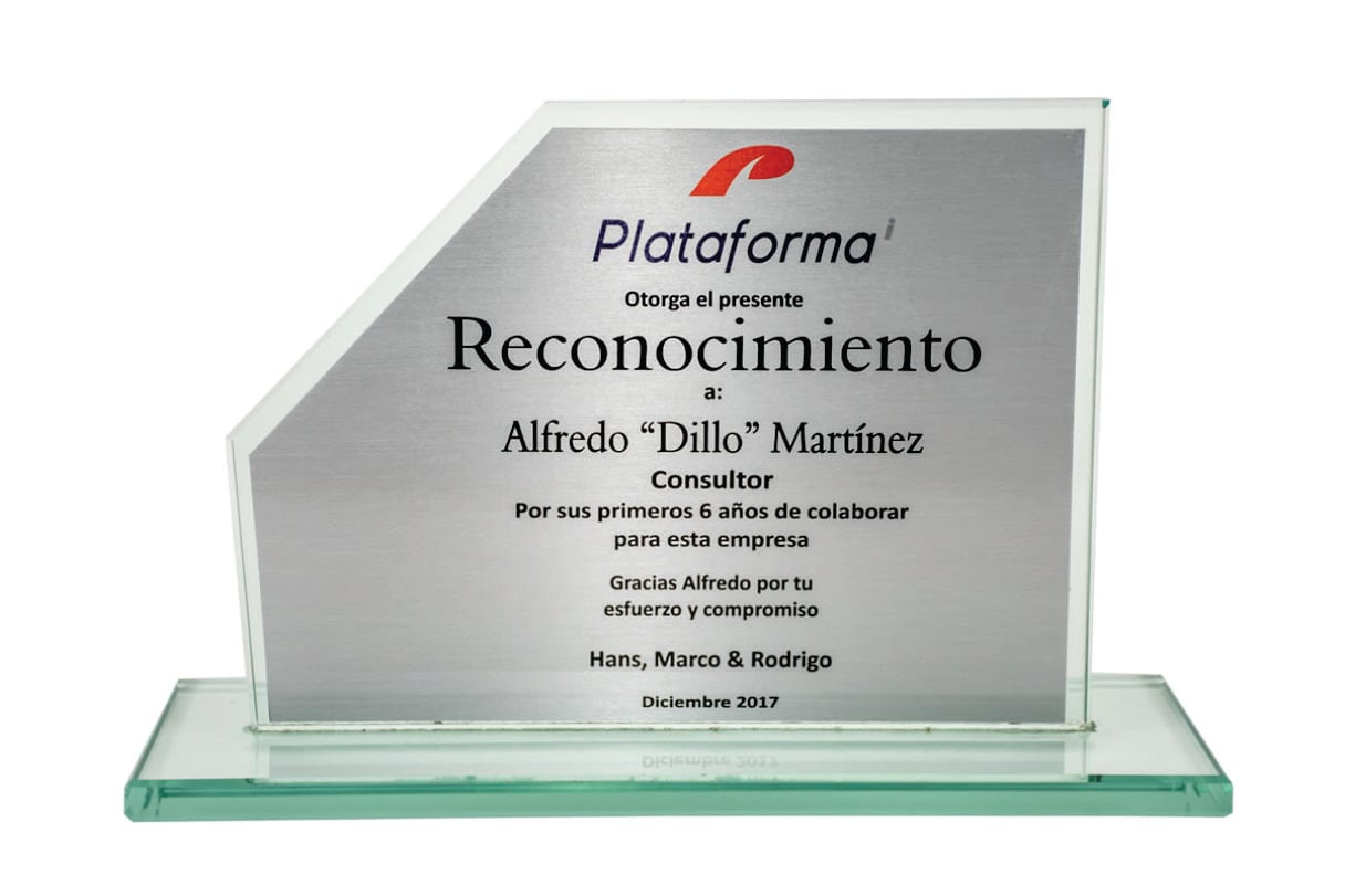 Glass plaque with text awarding Alfredo Dillo Martínez for 6 years of service as a consultant, December 2017.