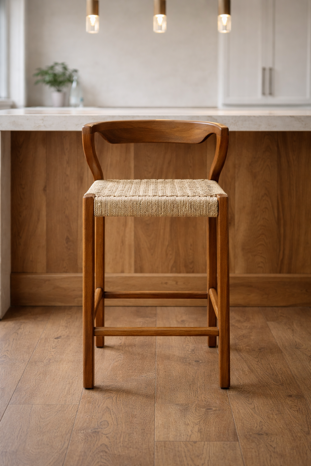 Banco Riviera alto con respaldo bajo envolvente y asiento tejido a mano en cuerda trenzada