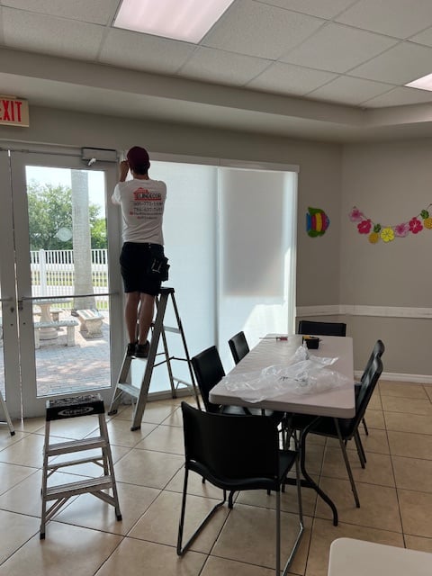 Proyecto de decoración con cortinas y persianas