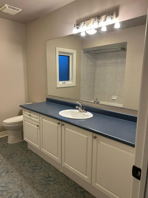 Bathroom before renovation - view 7