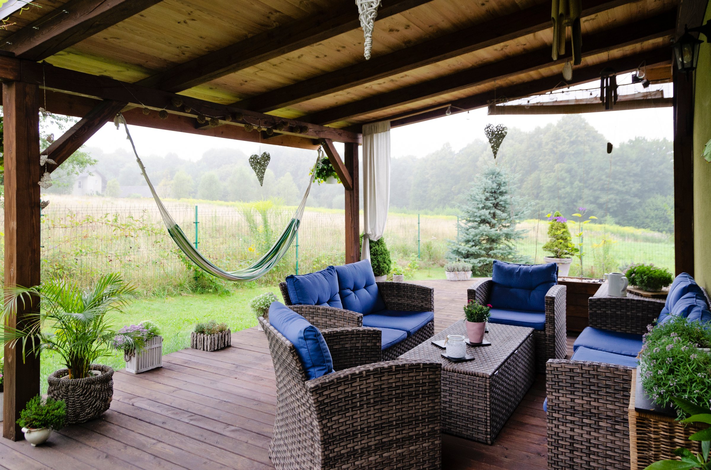 Veranda met tuinmeubelen en terras als voorbeeld van verschil tussen veranda en terrasoverkapping