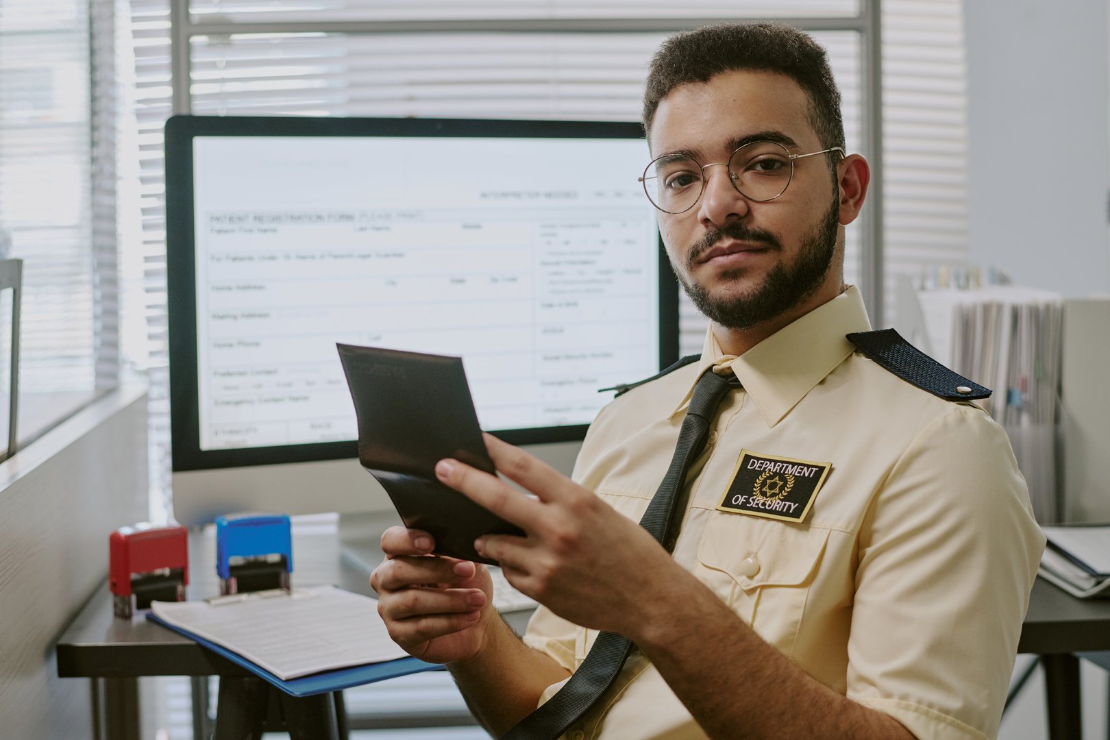 Sicherheitsexperte bei der Arbeit