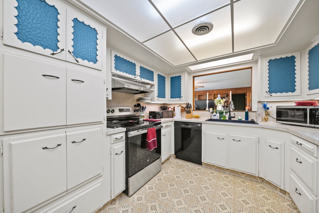 699 Floral Avenue property view