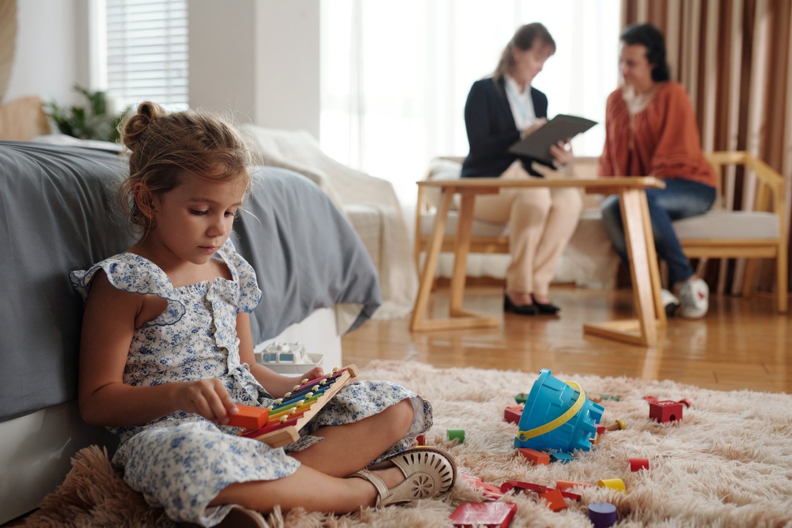 Protection de la jeunesse DPJ Québec : travailleuse sociale intervenante rencontre parent et enfant à domicile pour évaluation situation compromission signalement