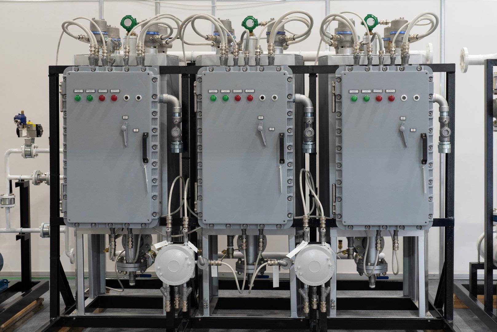 Industrial gas control panels with multiple valves and monitoring indicators