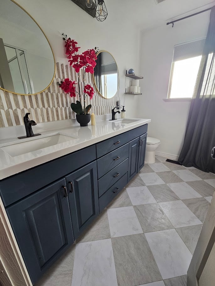 Primary bathroom makeover with navy Behr NYPD vanity and white epoxy countertops