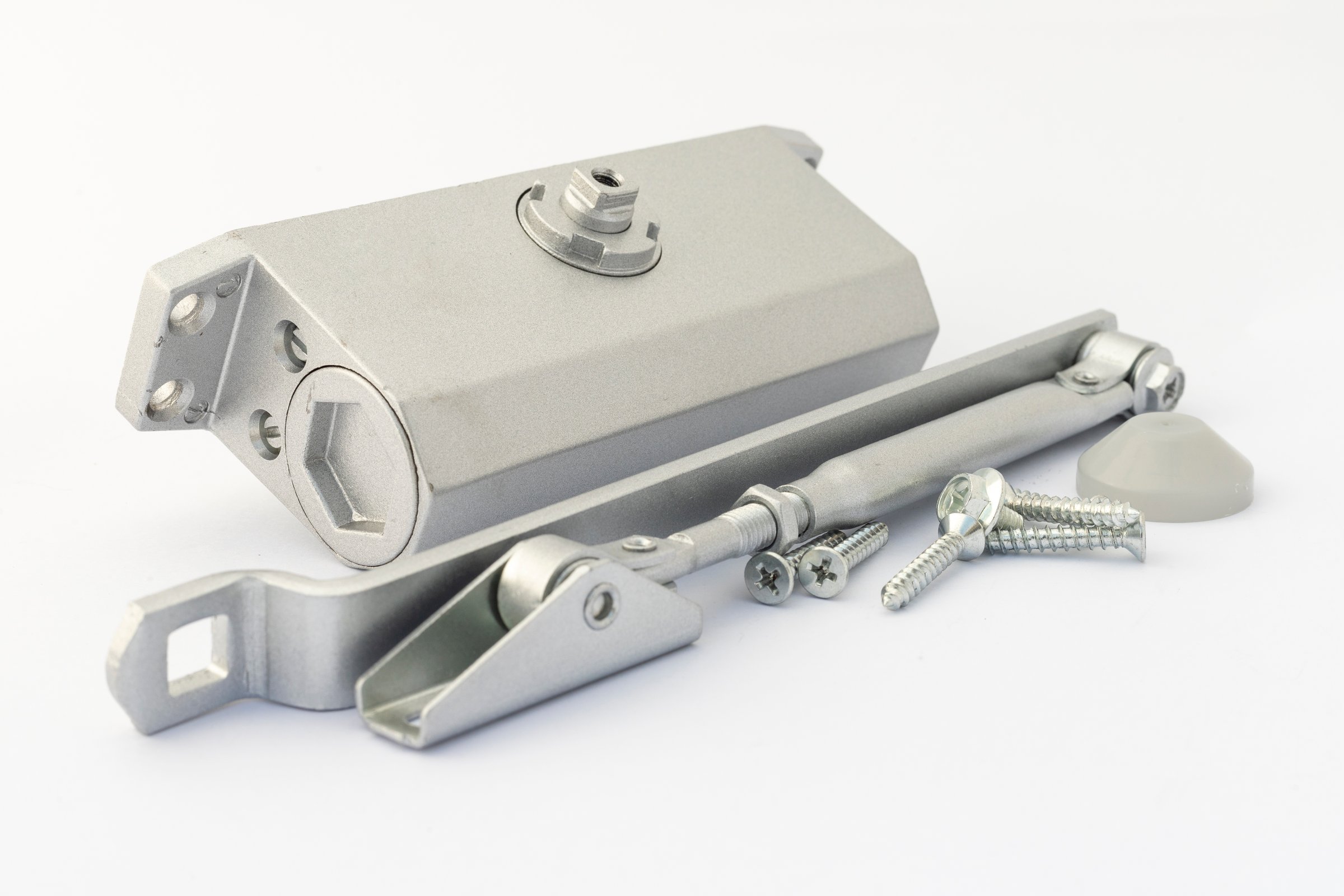 Hydraulic door closer with adjustable arm and mounting screws