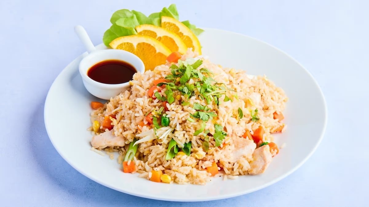 Khao Pad - Stekt ris med valgfri kjøtt, egg, mais, erter og grønnsaker