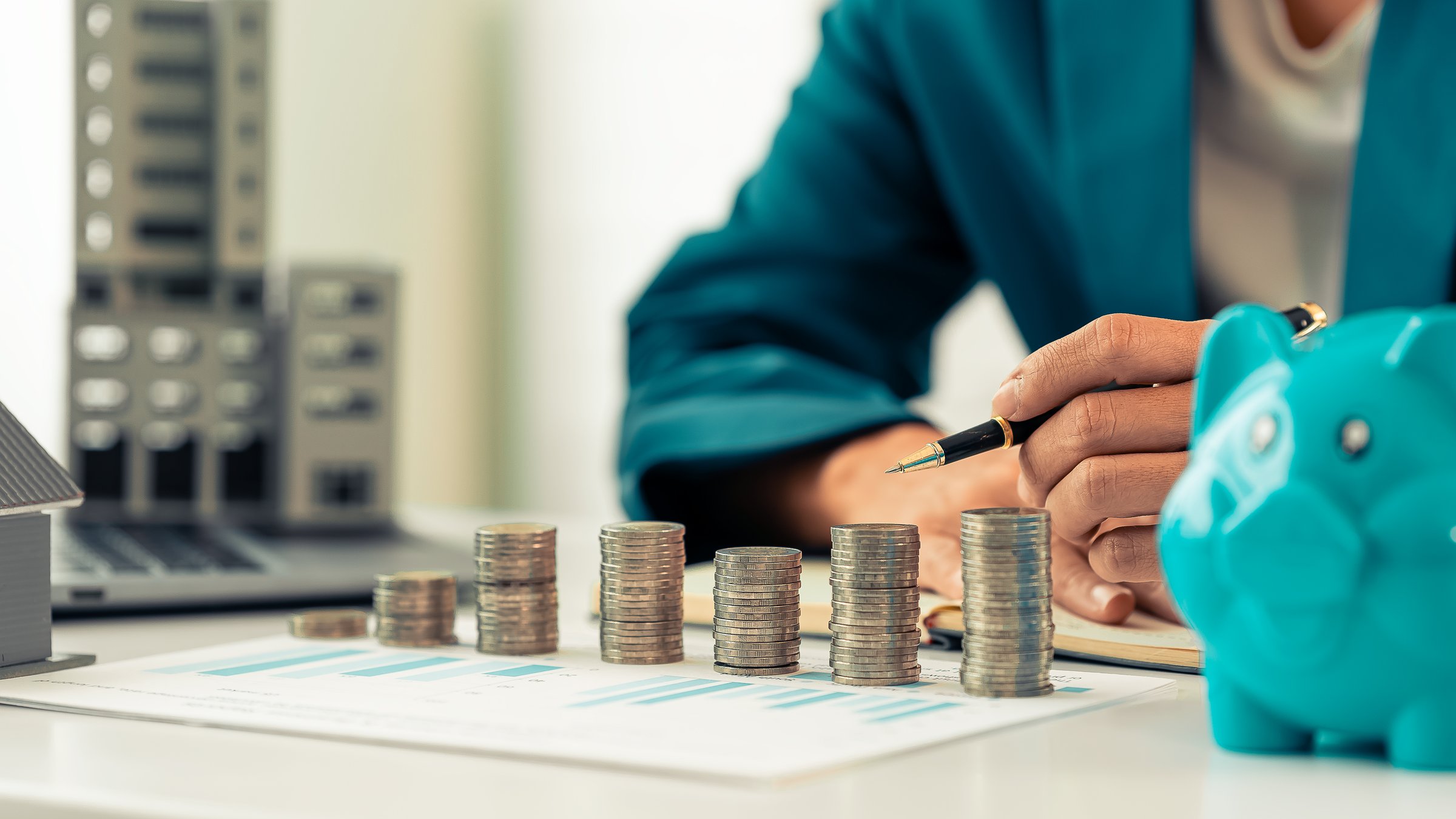 Ahorrar dinero, monedas en alcancía