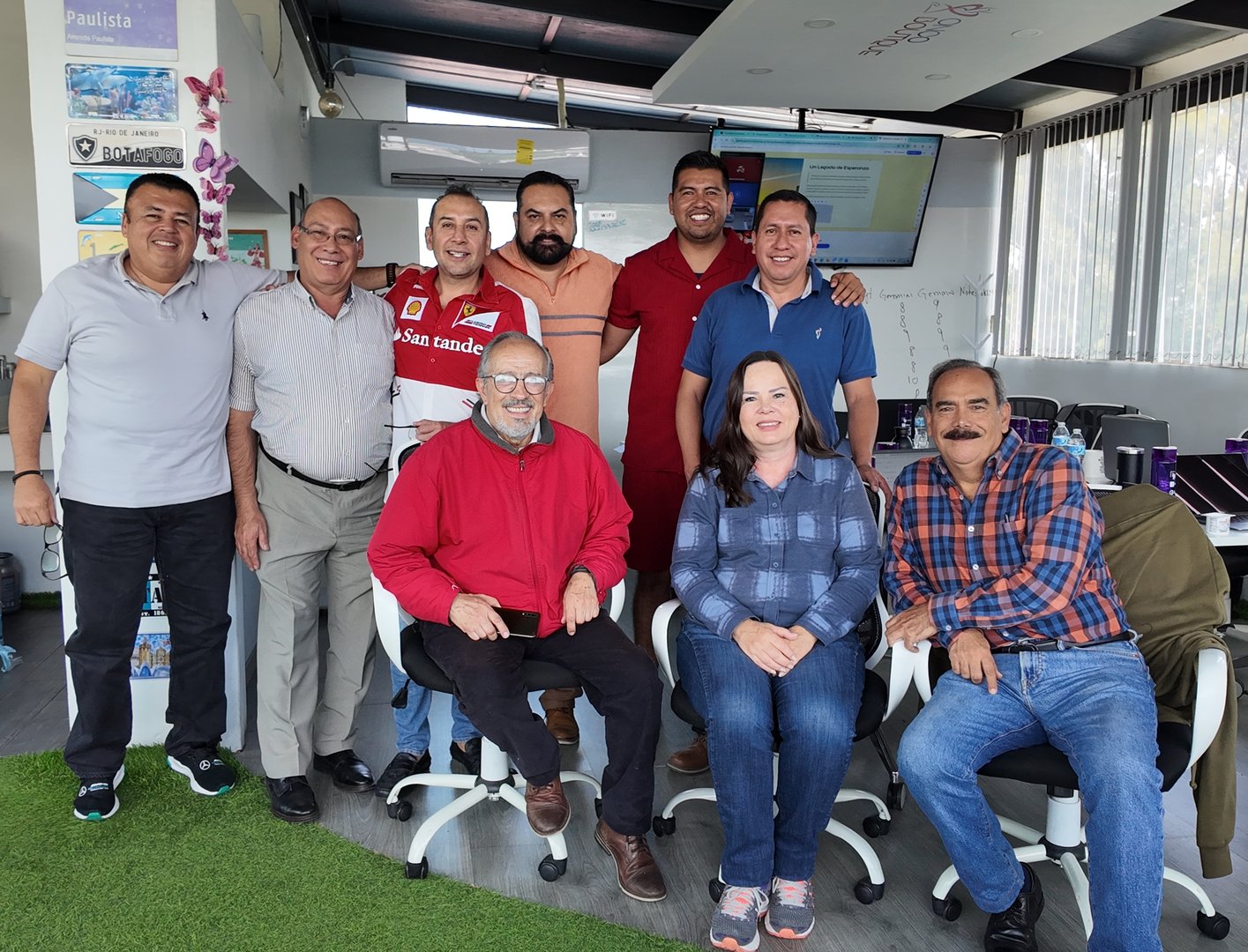 Personas mayores en taller de inteligencia artificial aprendiendo con computadoras y tablets