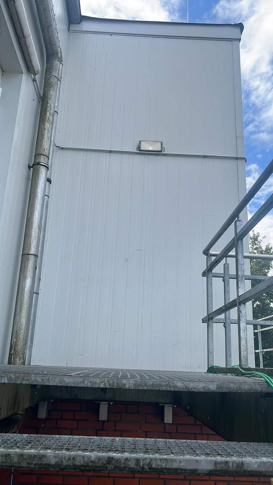 Professionelle Reinigungskraft bei der Arbeit