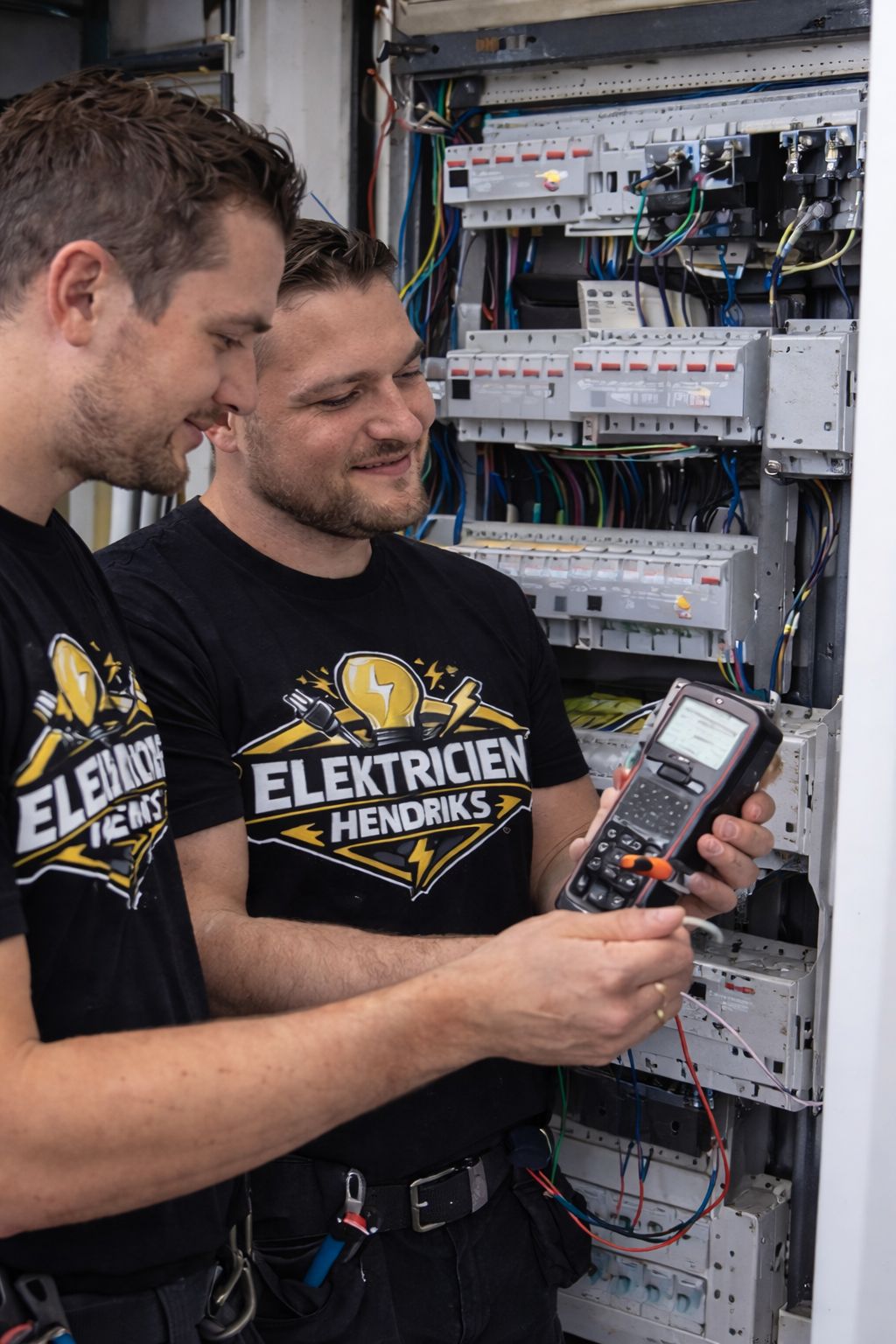 Elektricien Hendriks aan het werk