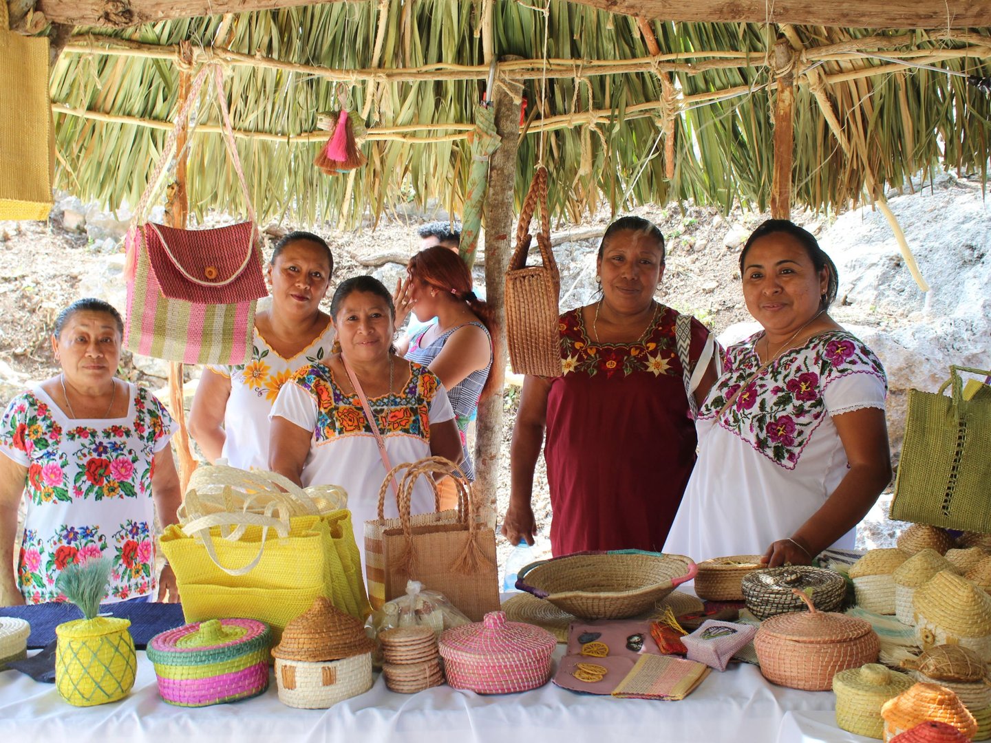 Artesanos y productores locales del festival