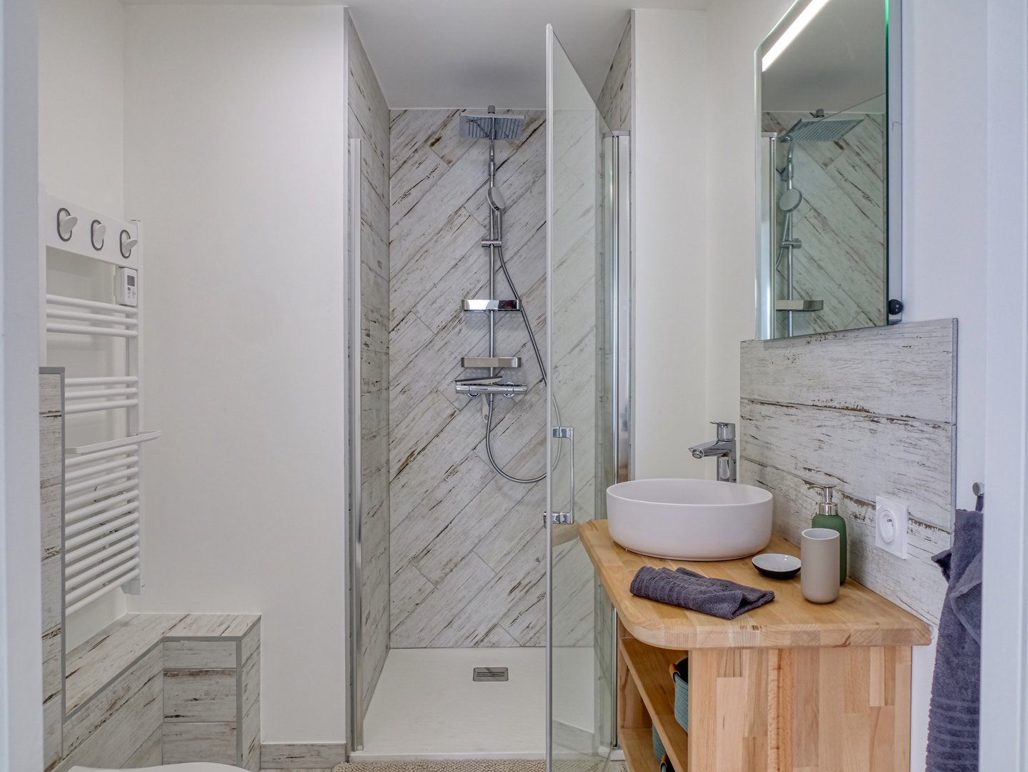 Salle de bain moderne rénovée par Hydrovolt - Bastien plombier à Nantes