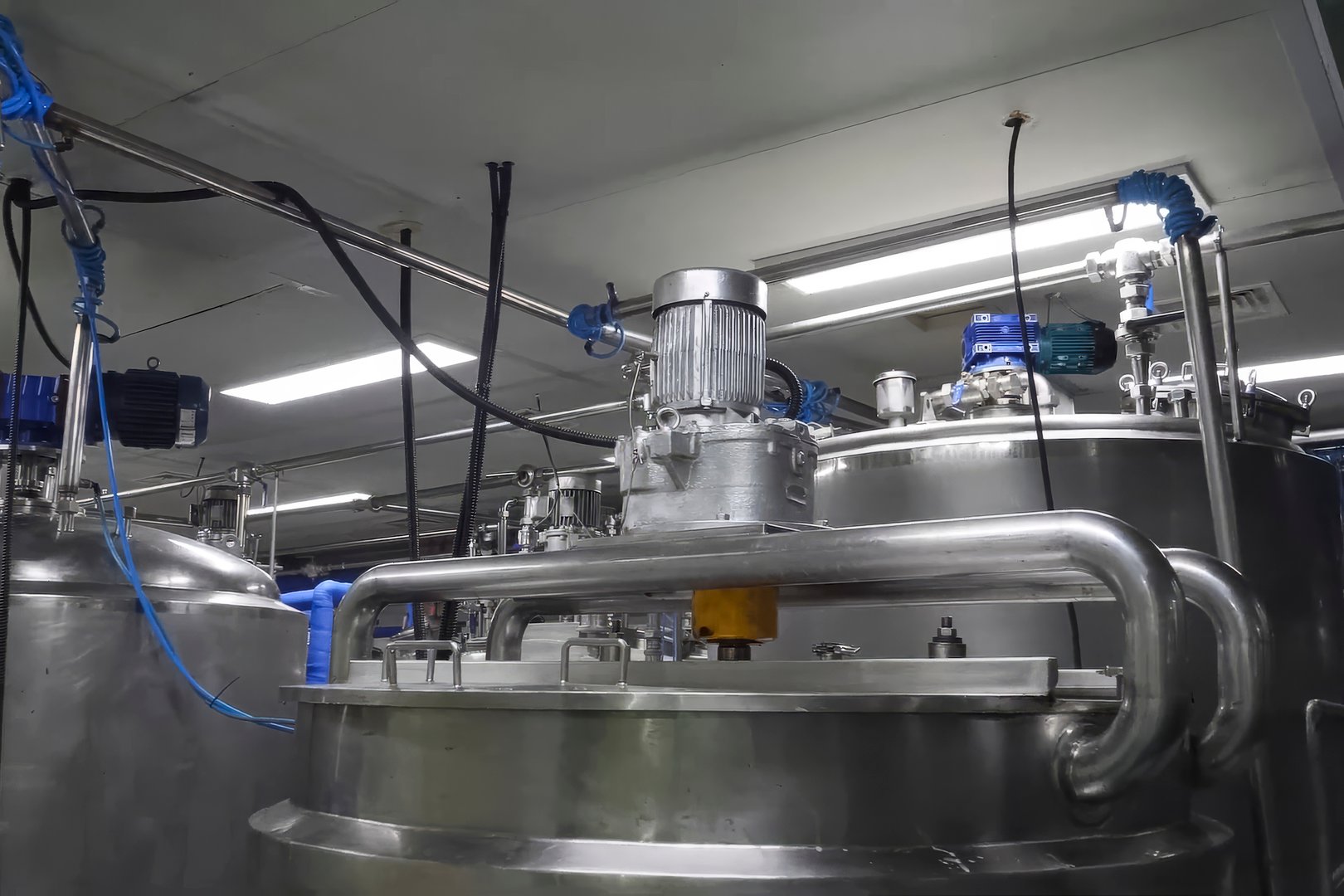 Equipment for making ice cream for ice cream, a large stainless steel barrel