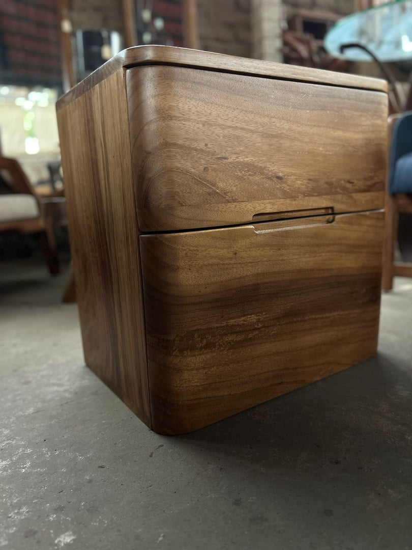 Buró Cube en parota con diseño monolítico, esquinas redondeadas y jaladeras integradas tipo uñero