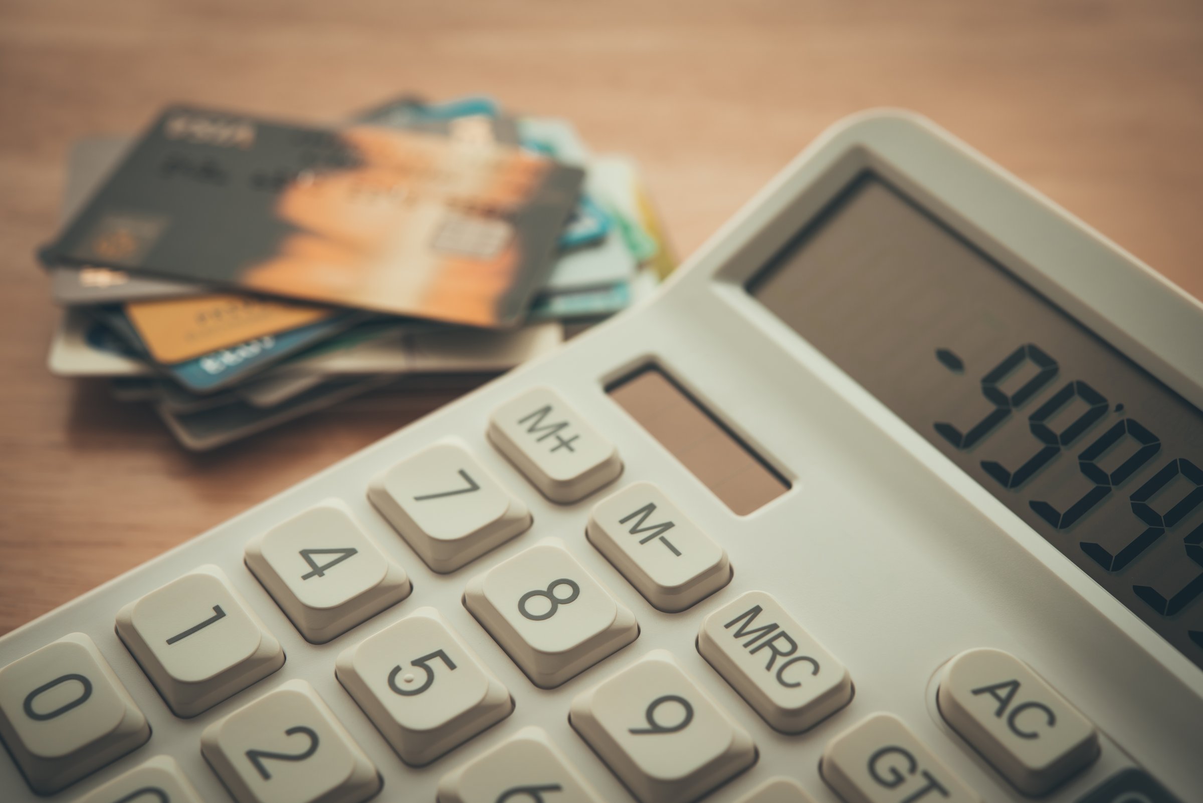 Calculator showing delinquent amounts with credit cards