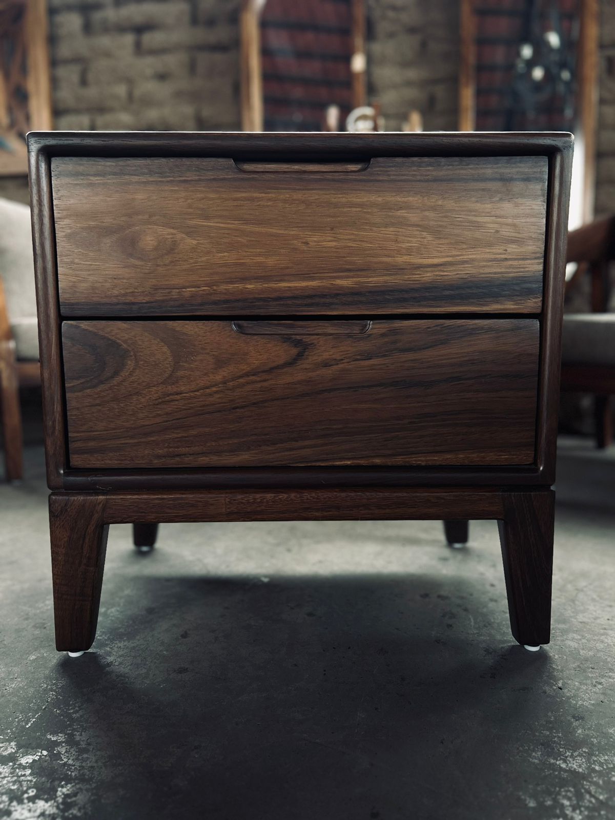 Buró Cube Leg en parota con acabado oscuro, patas cónicas mid-century y uñero integrado