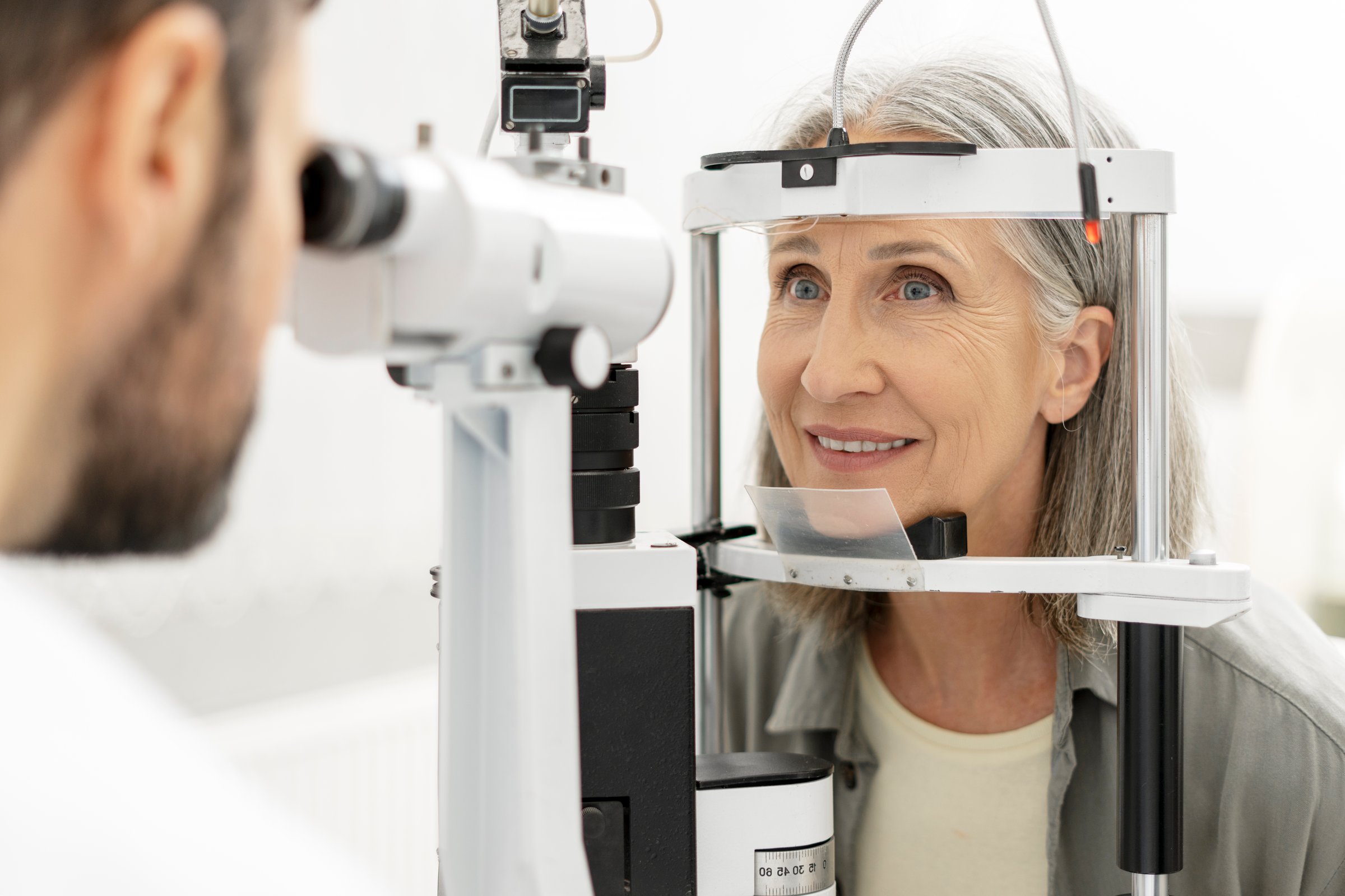 Optometrista examinando los ojos de una paciente