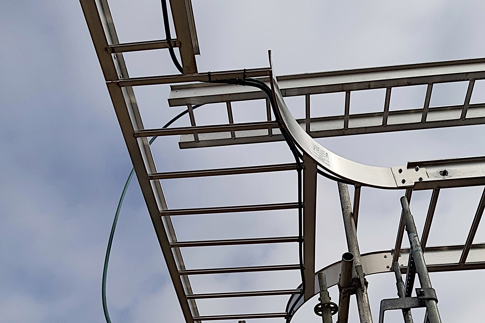 Oil field electrical tray