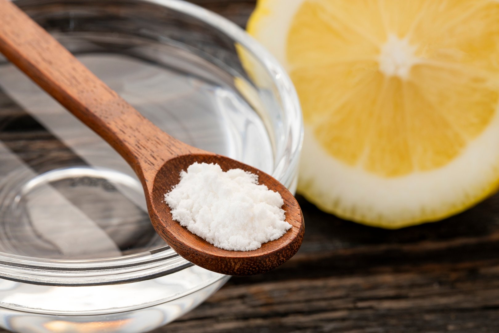 Ripe lemon with vinegar and baking soda - Citrus Limon