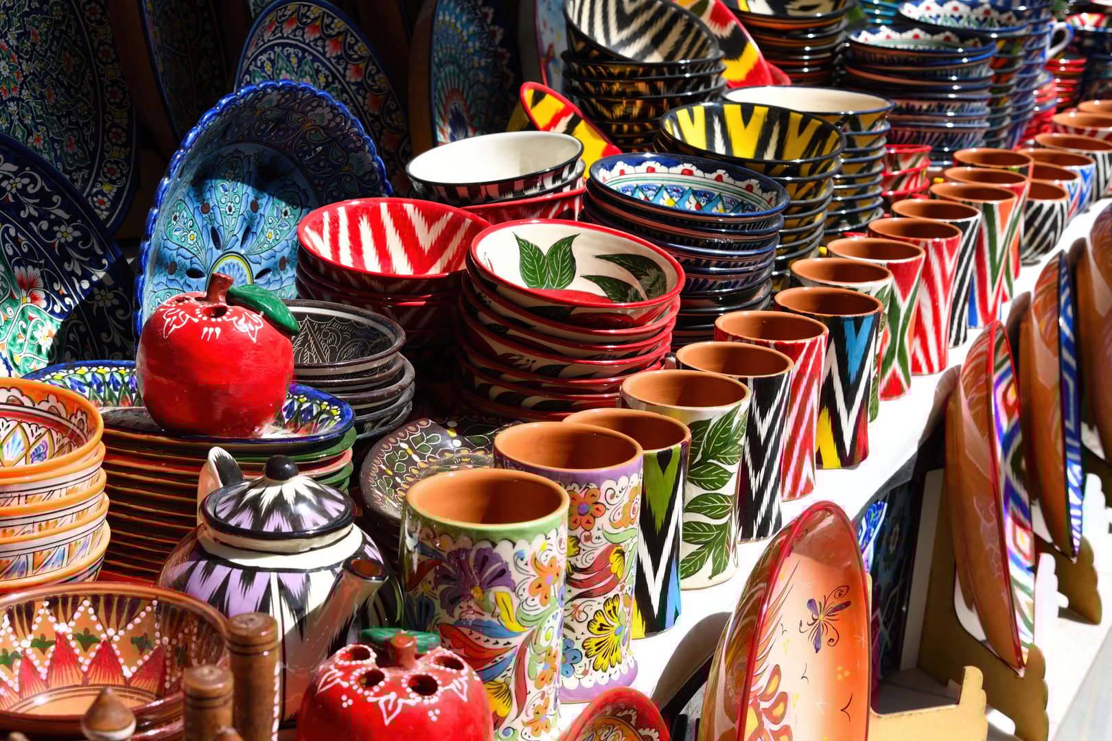 Sale of traditional Uzbek ceramic dishes and souvenirs at the Samarkand Siab bazaar