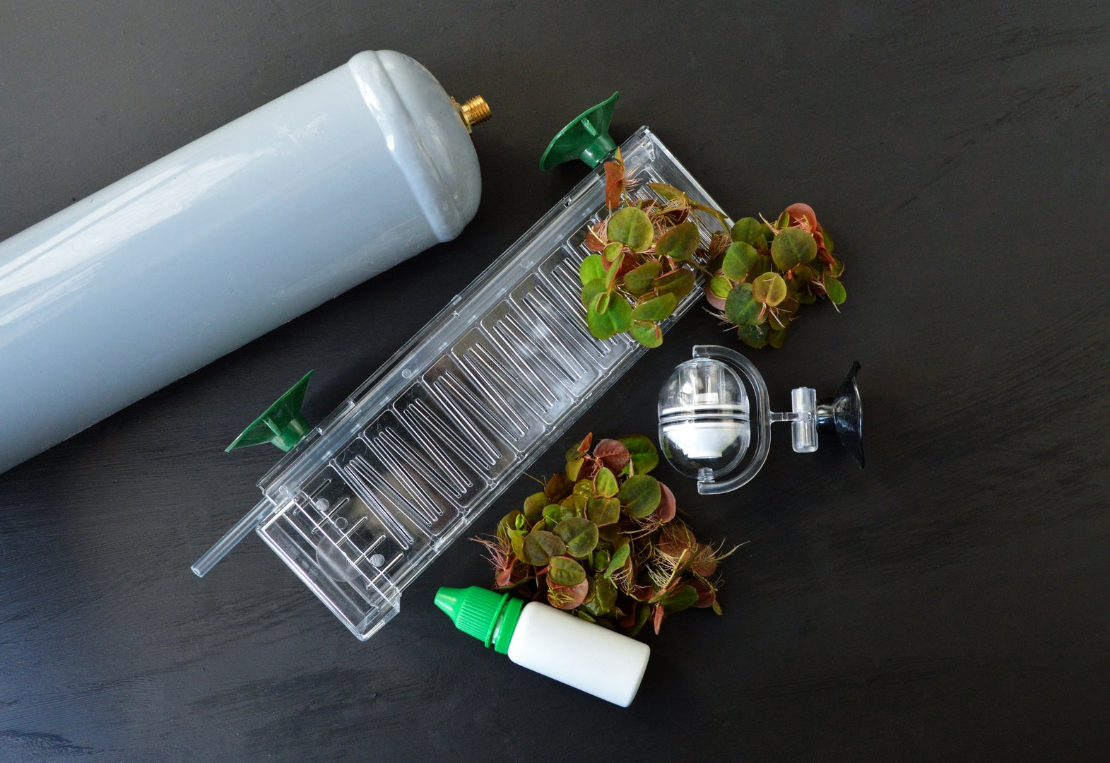 Equipment for diffusing co2 in an aquarium, for lush vegetation with a co2 diffuser, a drop checker, a co2 bottle and a co2 measuring product.