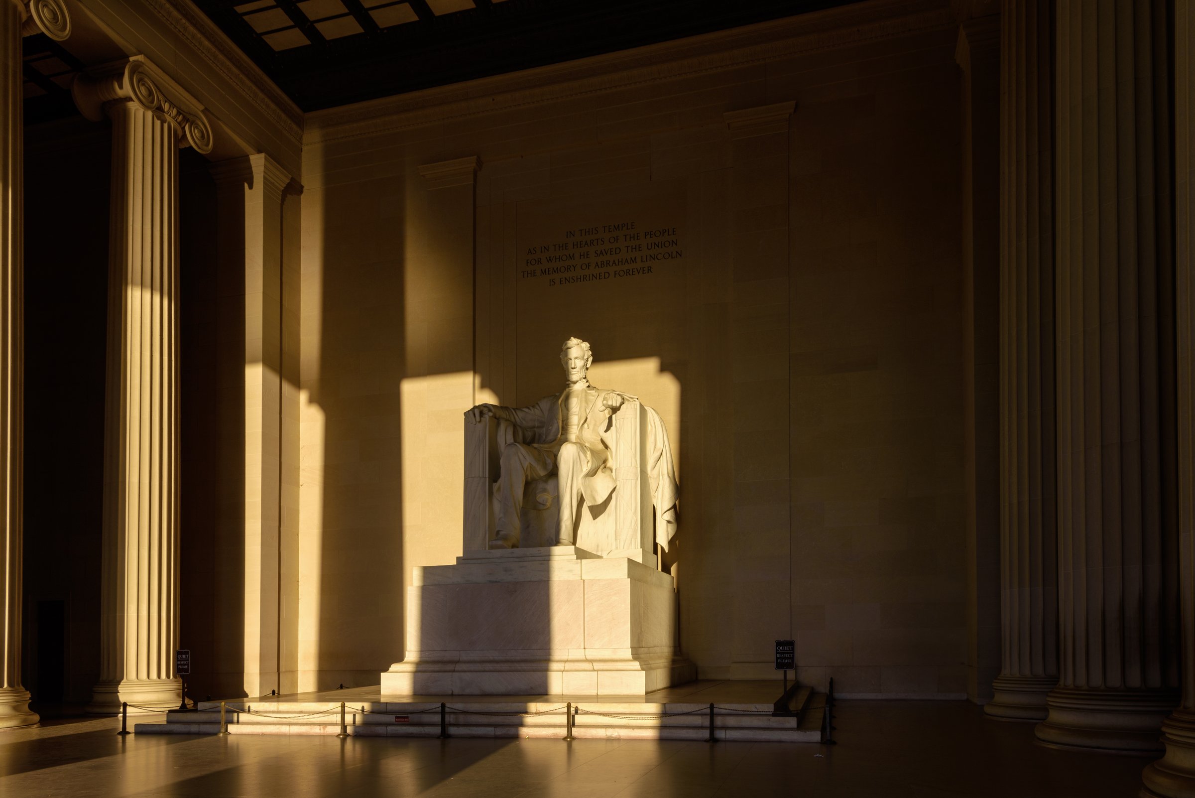 Panoramic view of Abraham Lincoln statue inside Lincoln Memorial