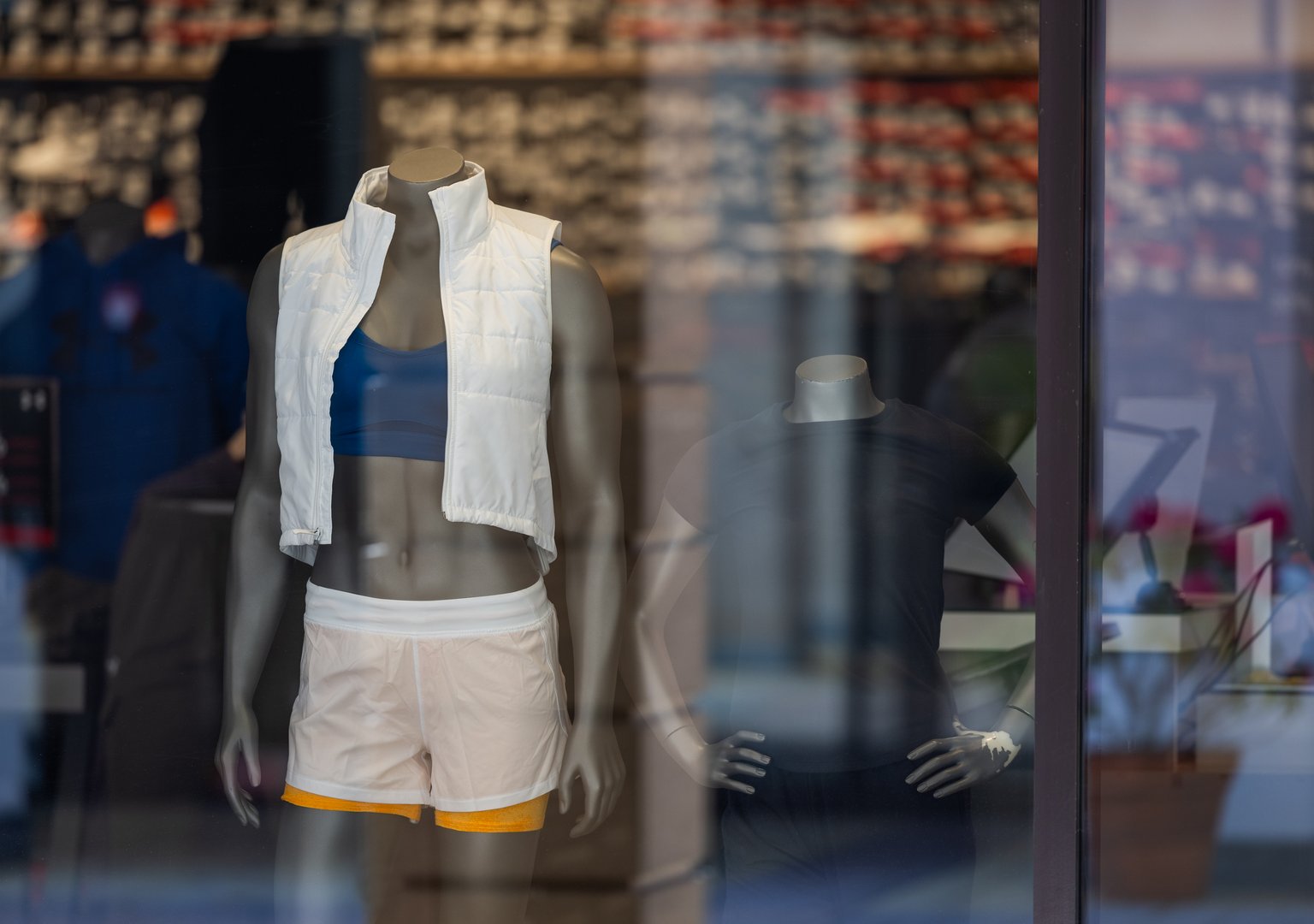 Mannequins in fashion clothing store. display with mannequins in shopping mall.