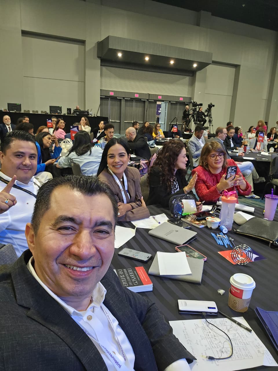 Hermilo Hernández presentando