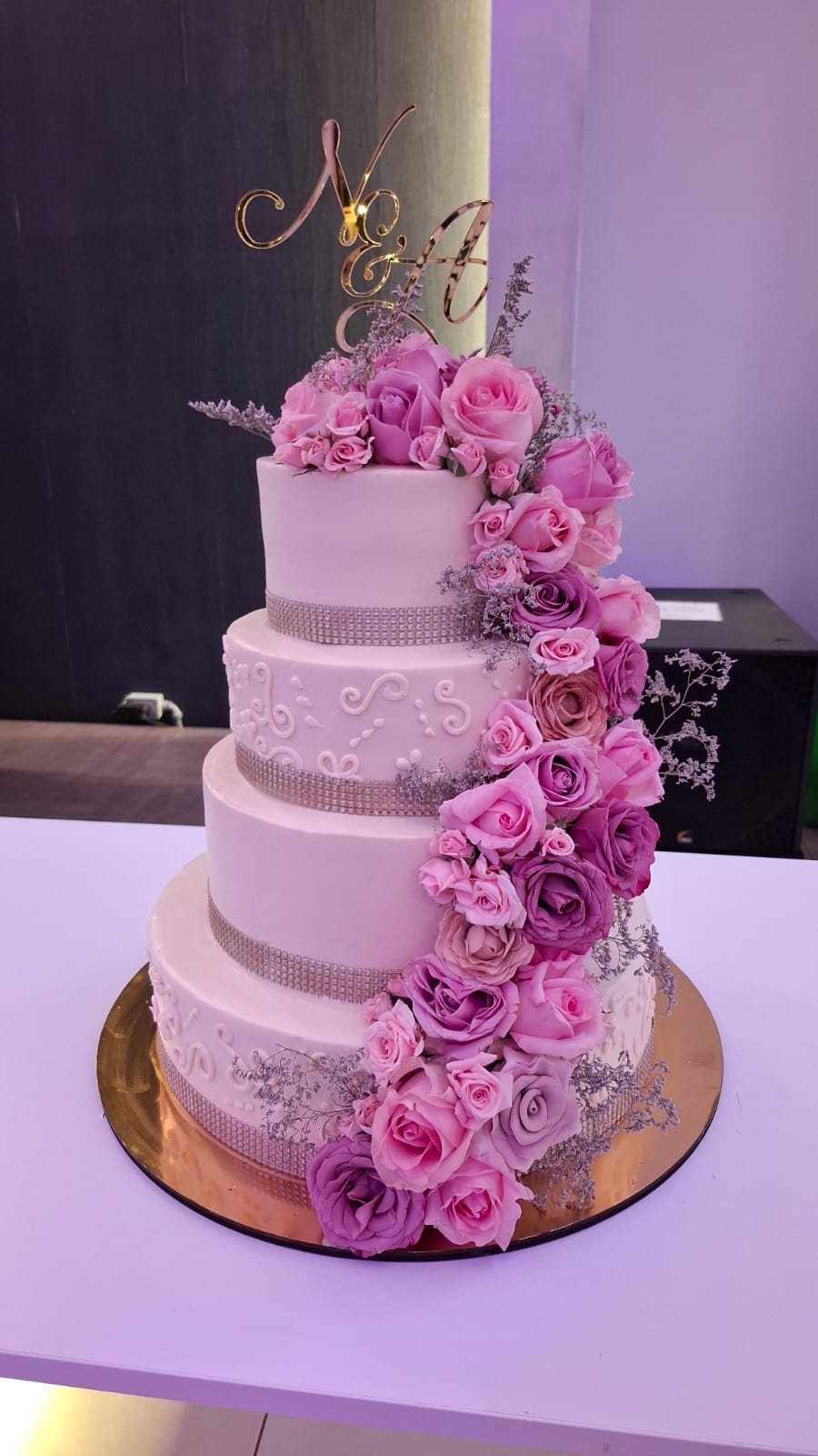 Pastel con adornos elegantes Pastelería Cinco20