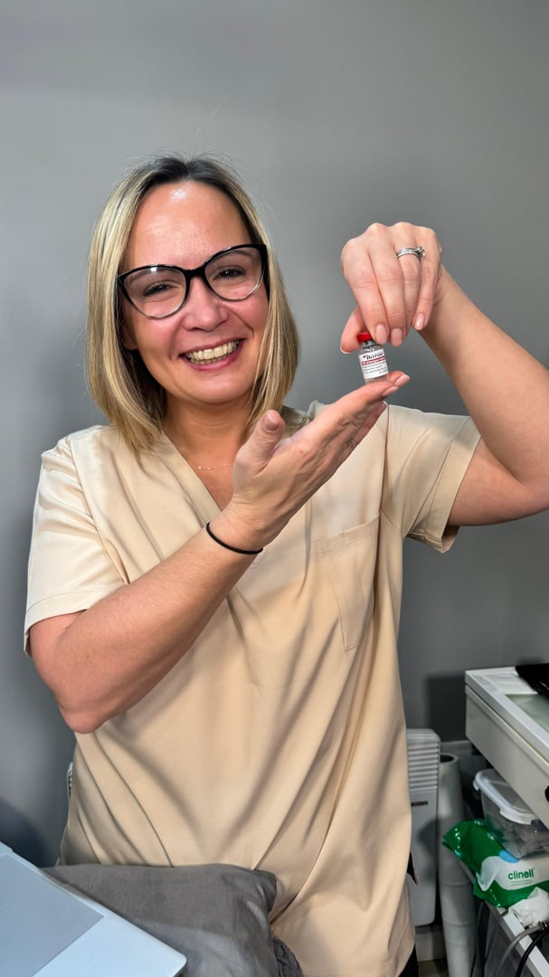 Sarah consulting with client at Sarelle Clinic