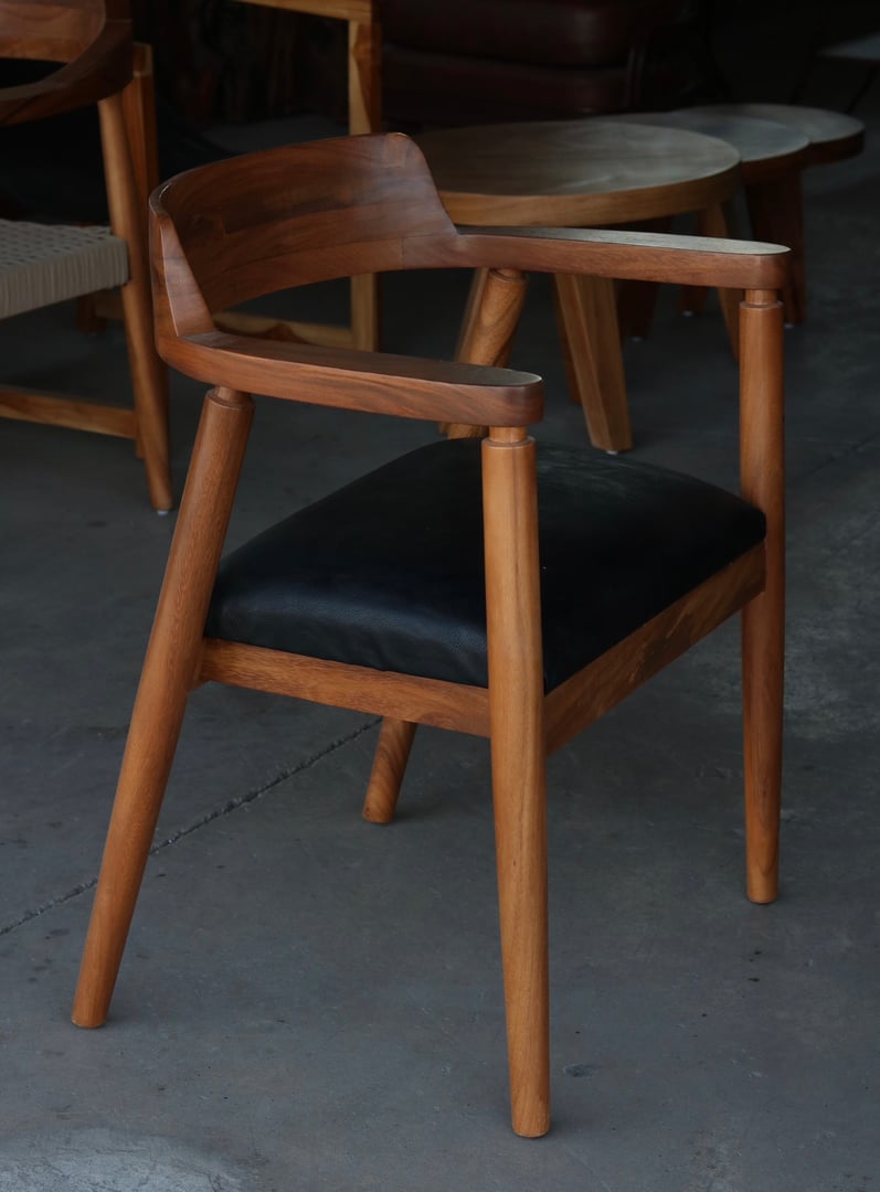 Silla Cronos con estructura de madera maciza, respaldo y brazos en pieza curvada, patas torneadas cónicas