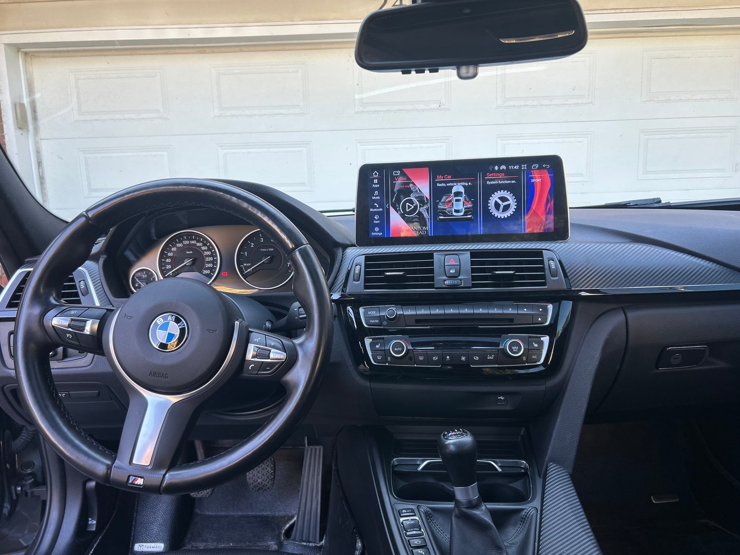 Professional CarPlay installation showing clean OEM integration