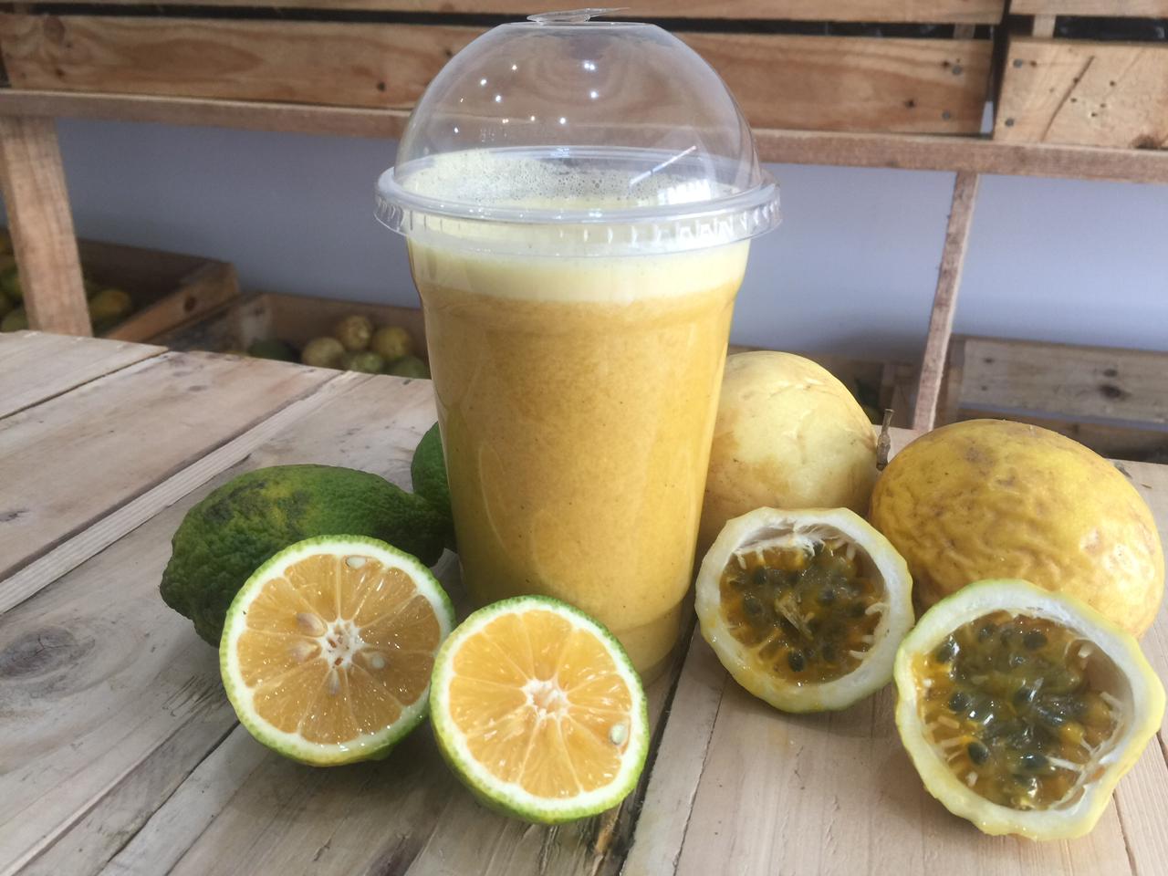 Sumo natural de limão com maracujá
