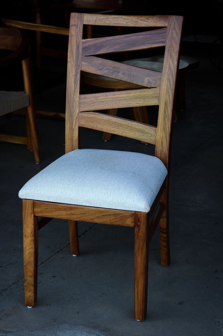 Silla Malta con respaldo de listones cruzados y asiento tapizado en tela de alto desempeño