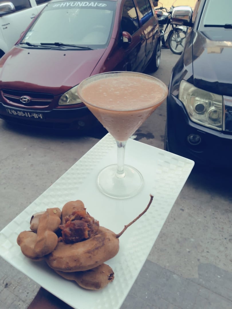 Sumo natural de tamarindo com ananás