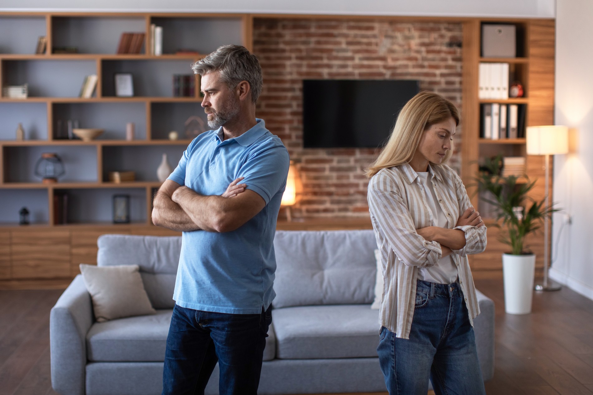 Frustrirana zrela žena ignira muškarca