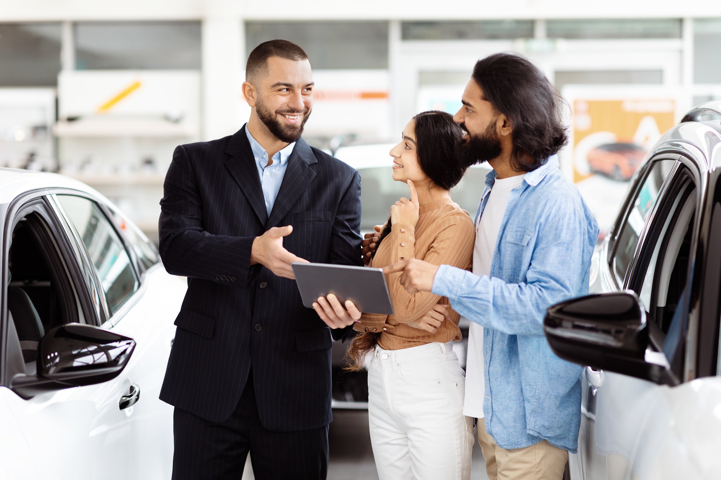 Jorge Goncalves, asesor automotriz en Miami, atendiendo a clientes en Toyota