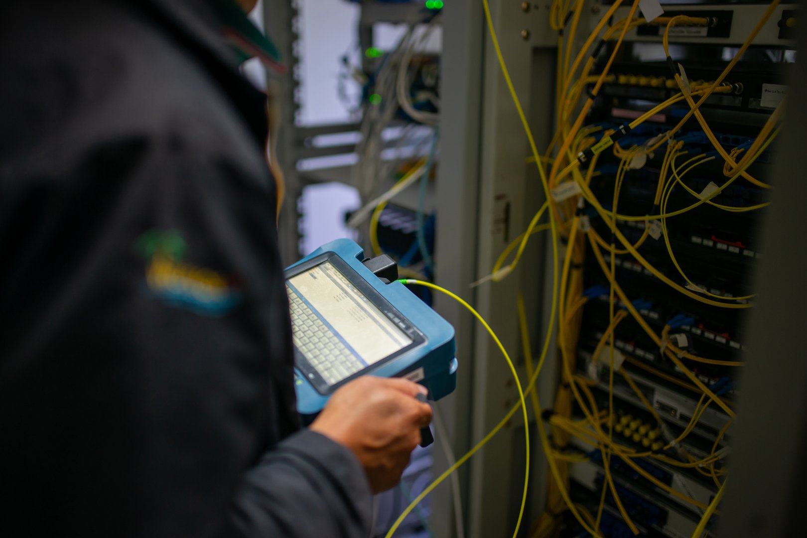 Testing signal  Fiber optic cables for readiness for use