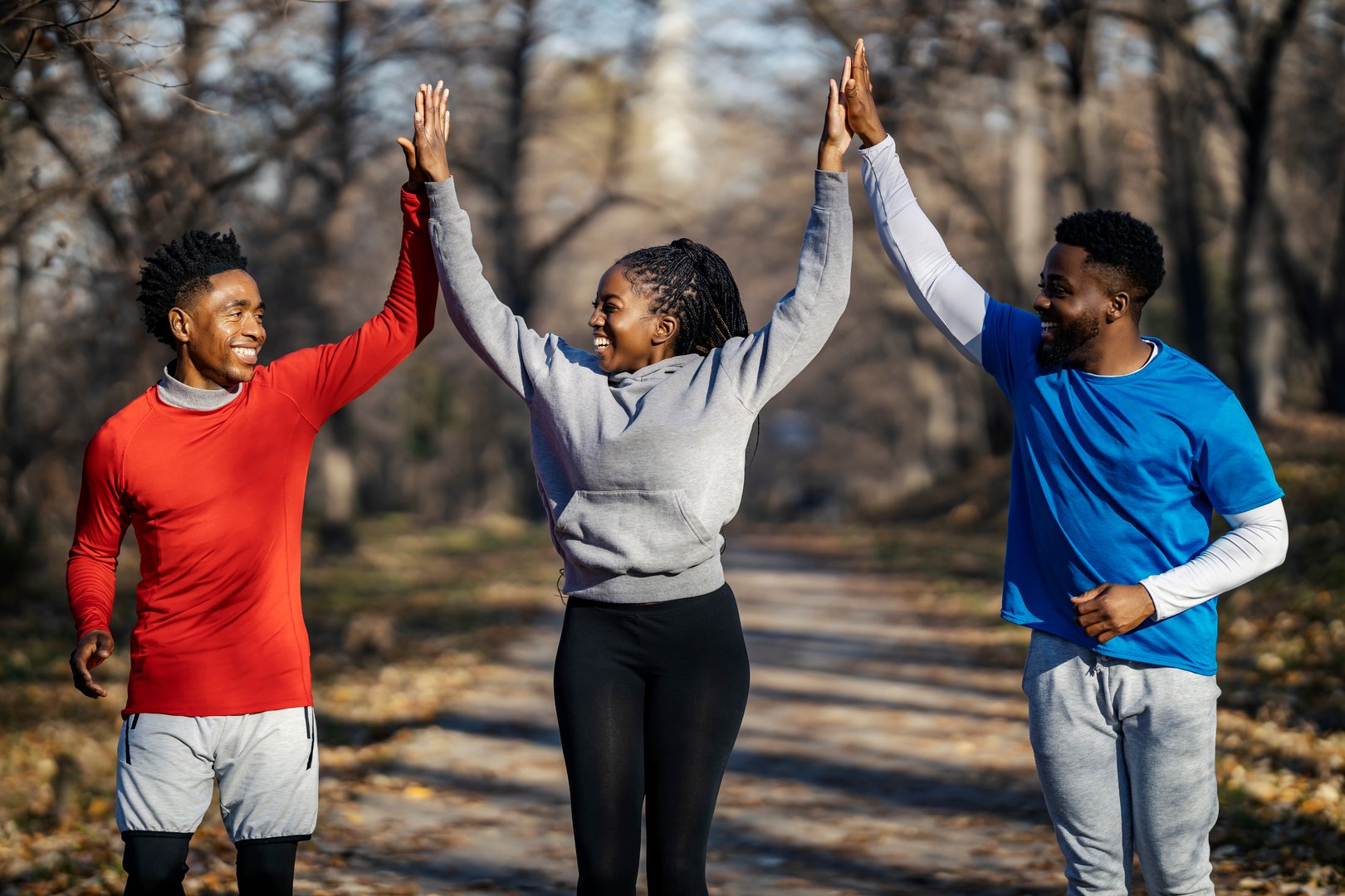 Deportistas diversos dando high five - integración comunitaria en día deportivo