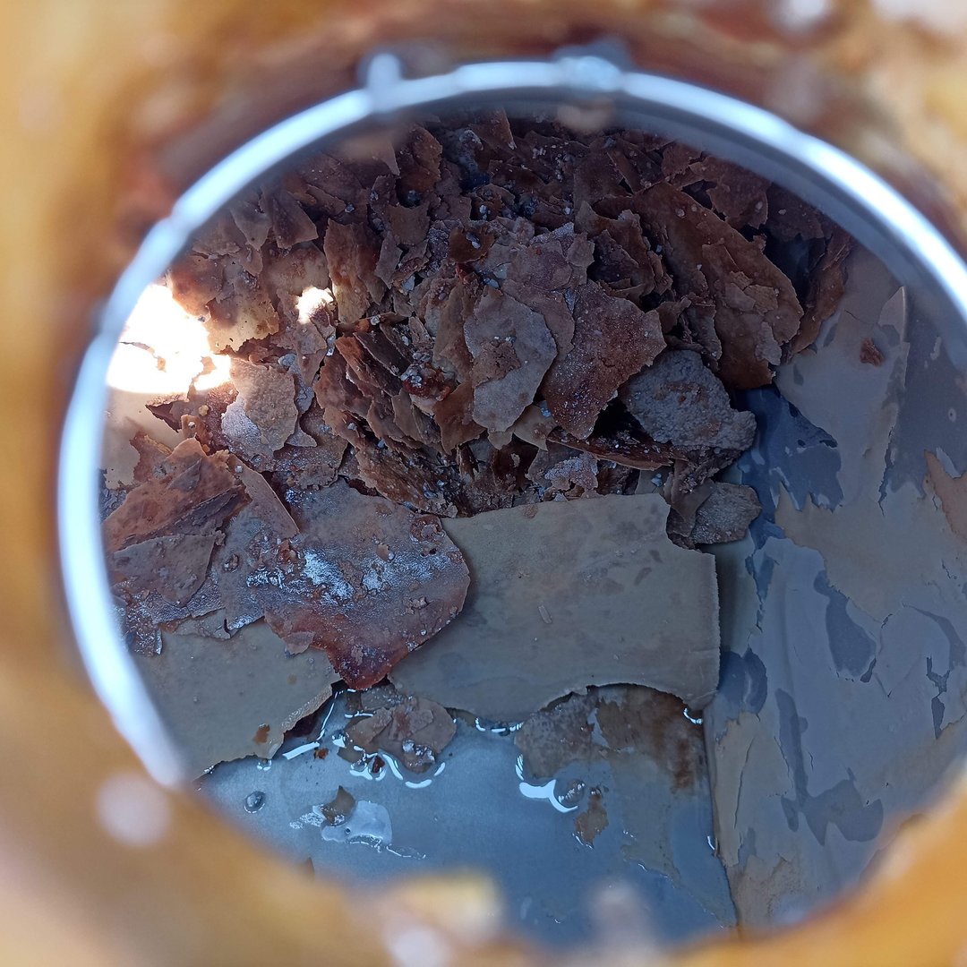 Tanque con acumulación de calcio y sedimentos