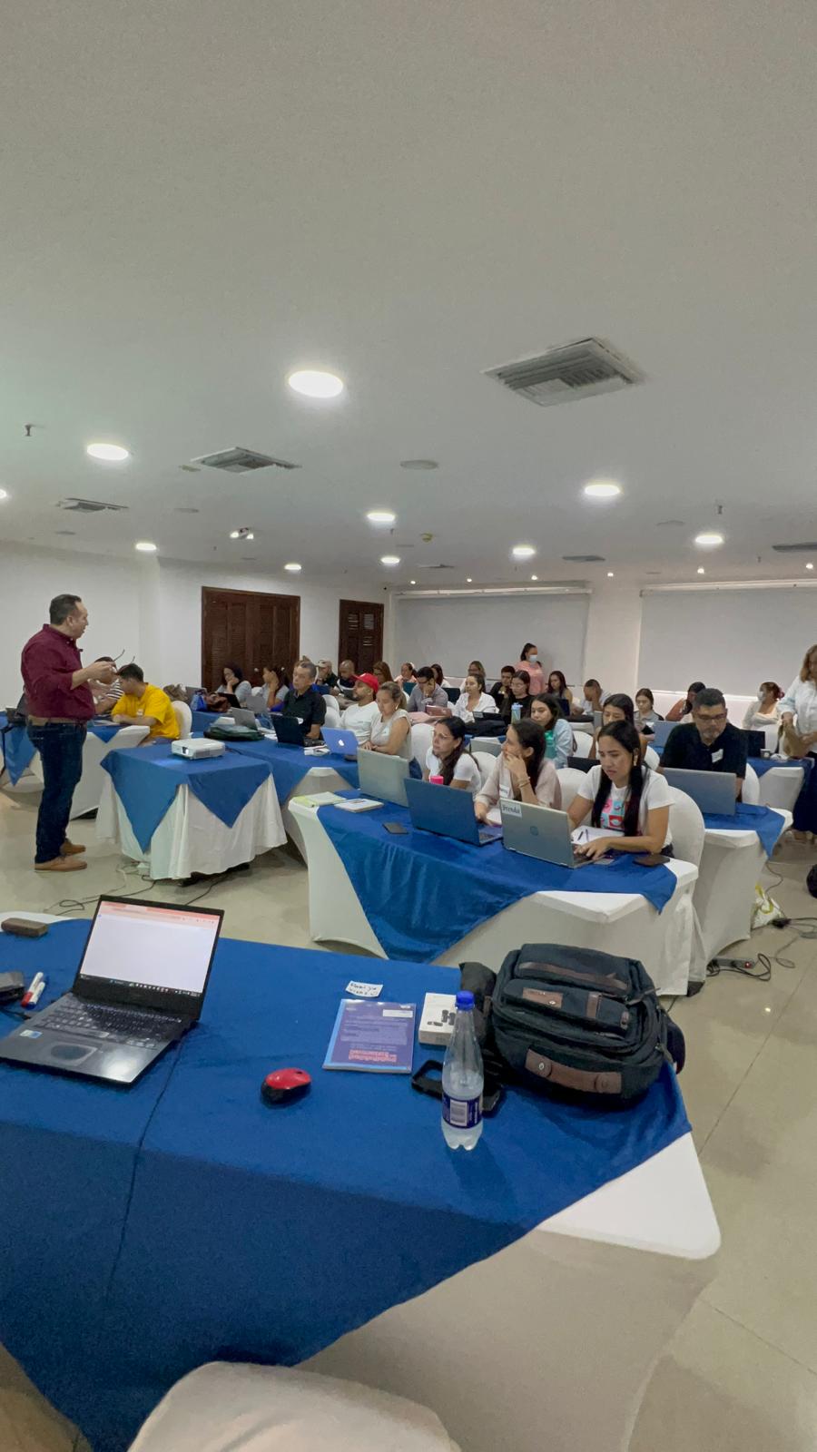 Ambiente del taller con participantes trabajando en sus proyectos