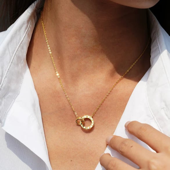 Collier pendentif argent avec fleur sertie de diamants et motif chiffres romains plaqué or K