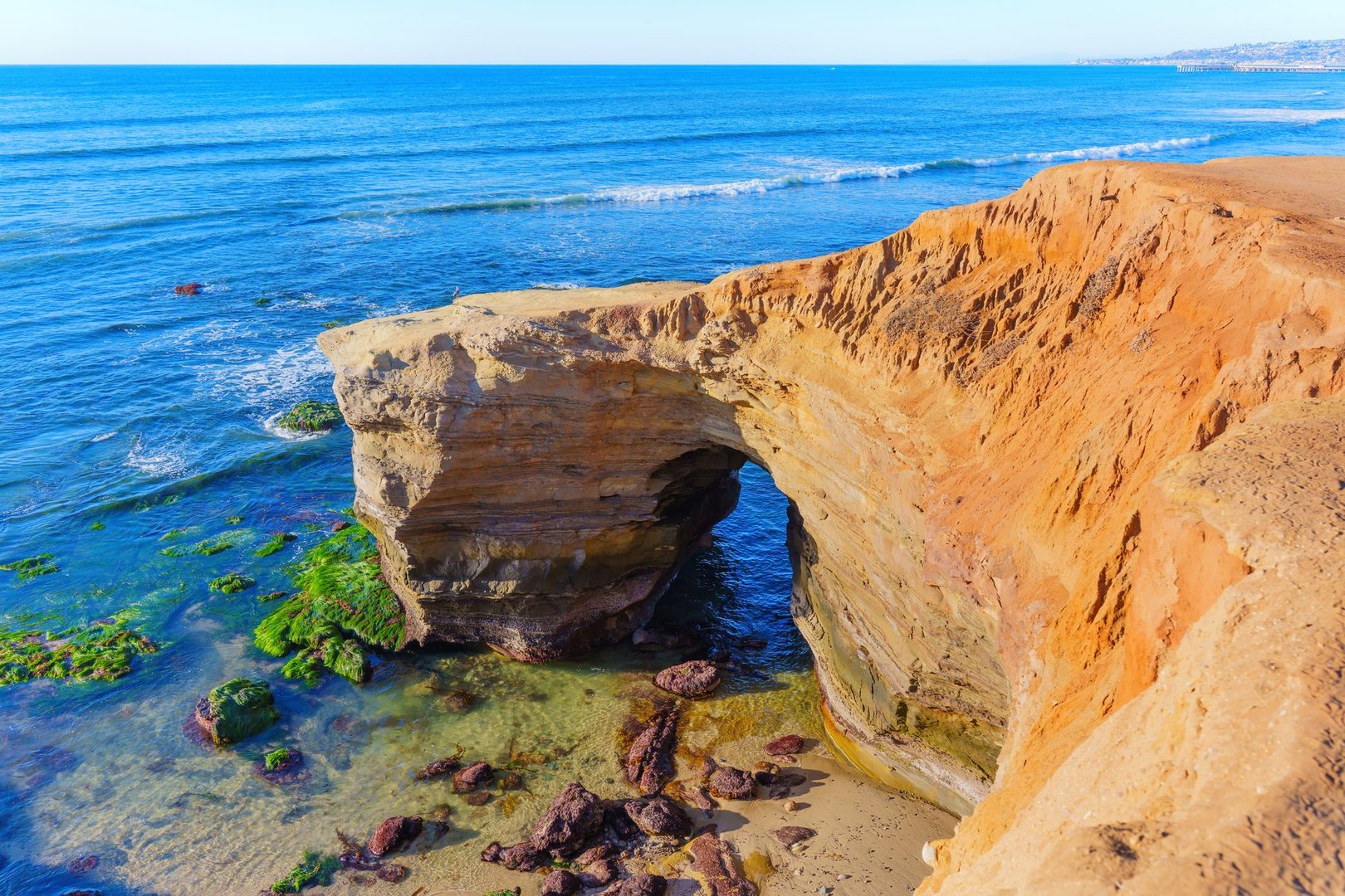 Atemberaubender Sonnenuntergang an der Küste von Cala Benirrás mit Felsformationen