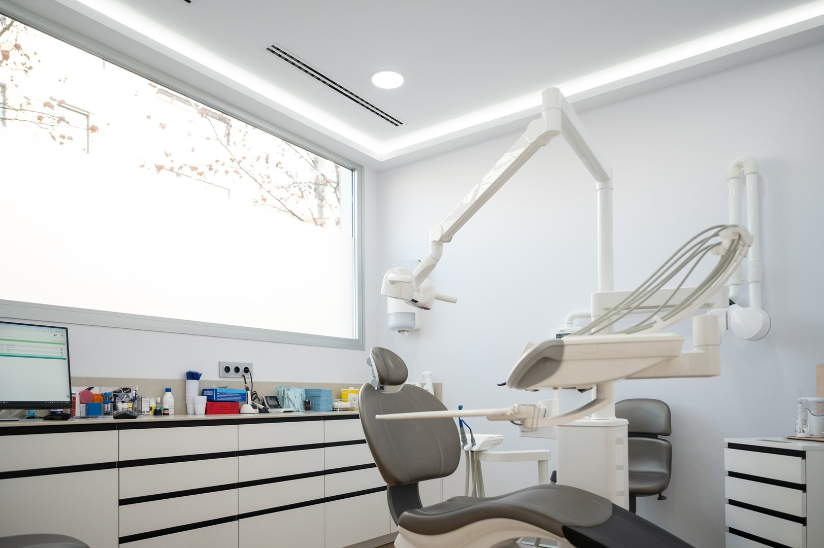 Empty dentist's office showcasing modern equipment and a comfortable chair, ready for patients