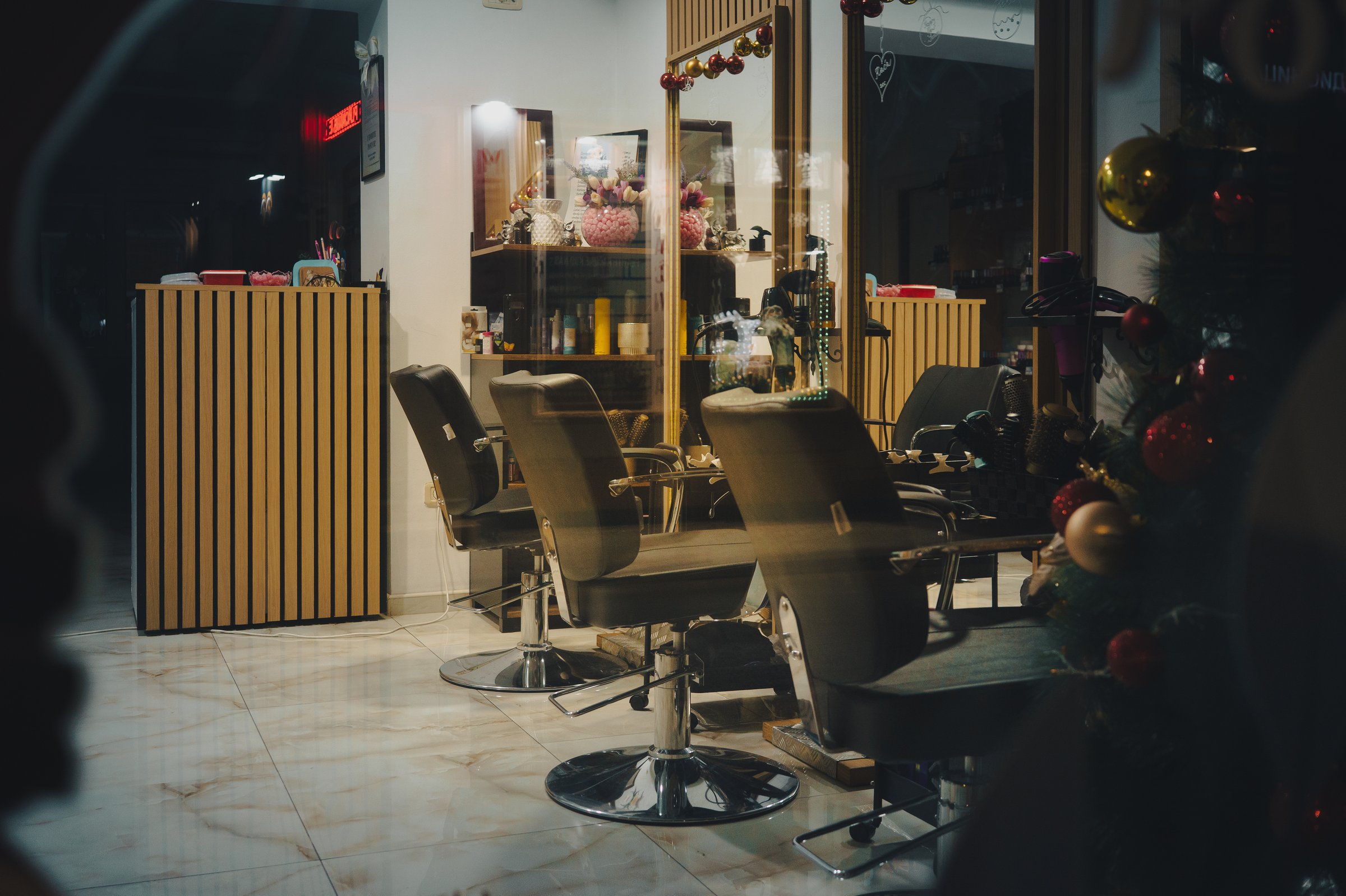 The interior of the hair salon seen through the window.