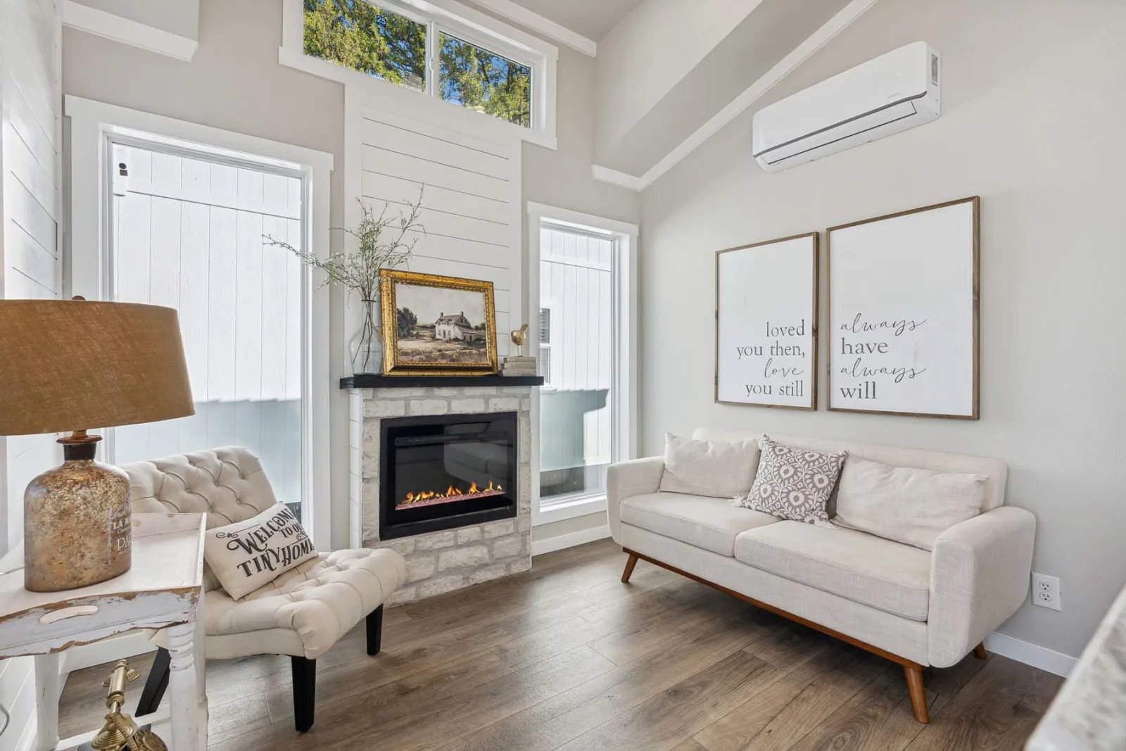 Champion 522A Living Room Interior