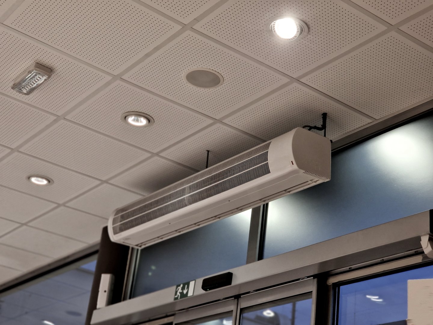 Air door curtains are ventilation equipment, thanks to air flow they separate internal and external environments. Air curtains are installed to save heating in buildings where they are often opened