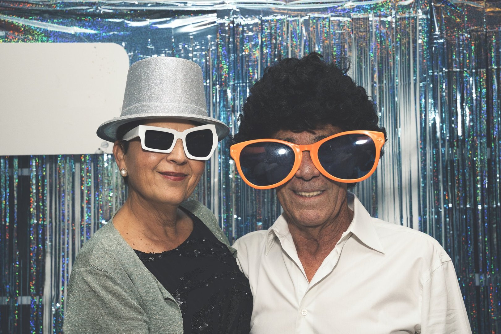 Fotobox mieten Esslingen - Glückliches Paar mit lustigen Accessoires